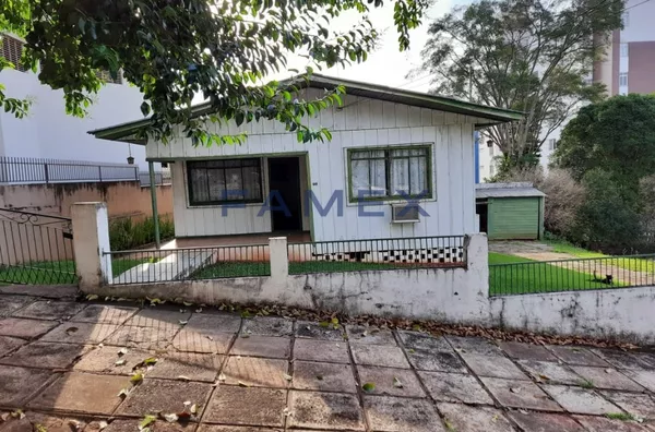 CASA COM ENORME TERRENO NO CENTRO