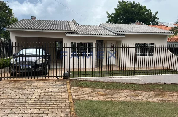 CASA COM PISCINA À VENDA NO BAIRRO FRARON