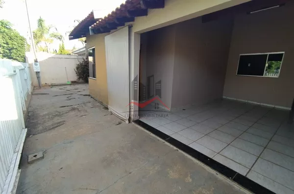 Casa a venda com 3 dormitórios em avenida no centro de Panorama/SP