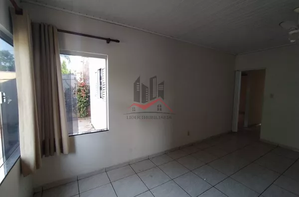 Casa a venda com 3 dormitórios em avenida no centro de Panorama/SP