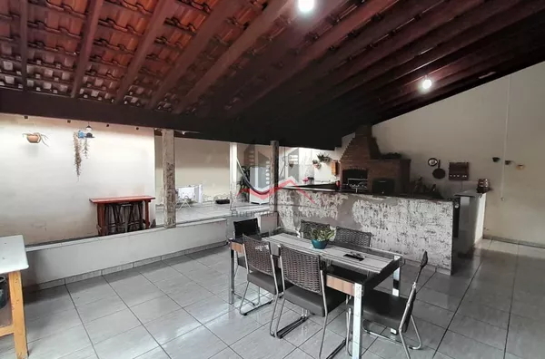 Área no fundo da casa com churrasqueira 