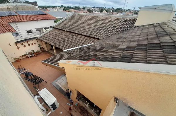 Casa nos fundos do prédio comercial está alugada atualmente