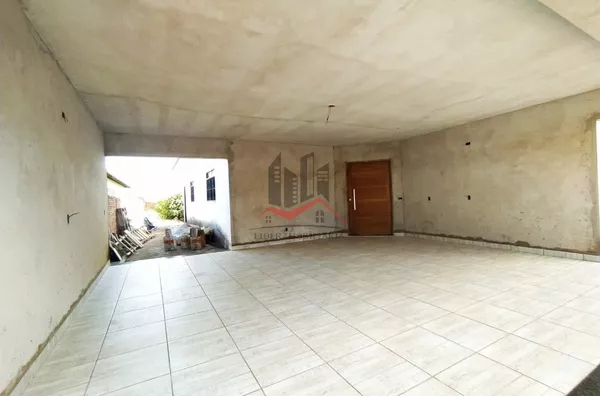 Casa com ambientes confortáveis e modernos. Um verdadeiro lar para famílias que buscam aconchego. Conta com 3 dormitórios, sendo dois deles suíte com closet com claraboia.  A sala de estar com jardim de inverno e sala de jantar é espaçosa. A cozinha fica 