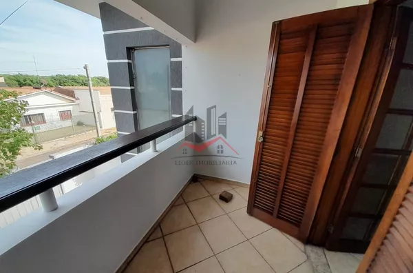 Sacada com vista para frente da casa 