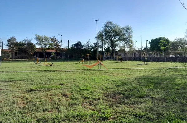 Minicampo de futebol em frente a casa
