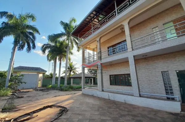 Vista da lateral da casa para portão principal