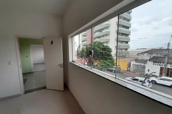 Janelas de blindex que condiciona boa luminosidade no ambiente