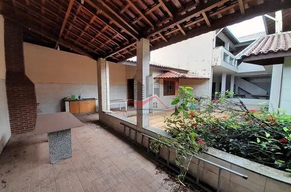 Sobrado com 4 dormitórios, 6 banheiros e garagem para 6 automóveis a venda na entrada de Panorama 