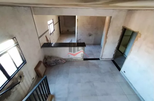 Casa com ambientes confortáveis e modernos. Um verdadeiro lar para famílias que buscam aconchego. Conta com 3 dormitórios, sendo dois deles suíte com closet com claraboia.  A sala de estar com jardim de inverno e sala de jantar é espaçosa. A cozinha fica 