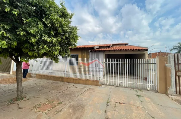 Casa a venda com 3 dormitórios em avenida no centro de Panorama/SP