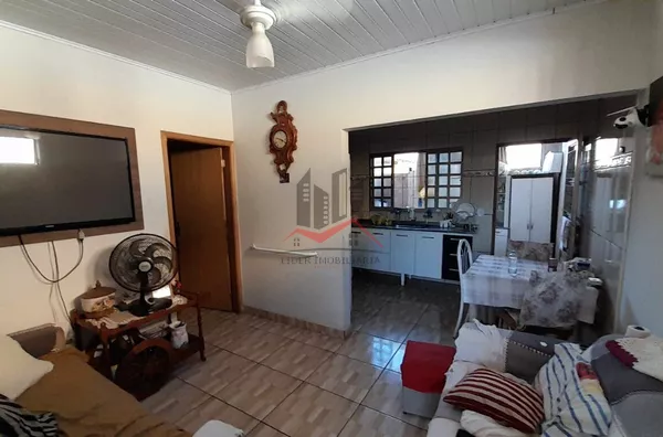 Duas casas e um salão comercial a venda no centro de Panorama 