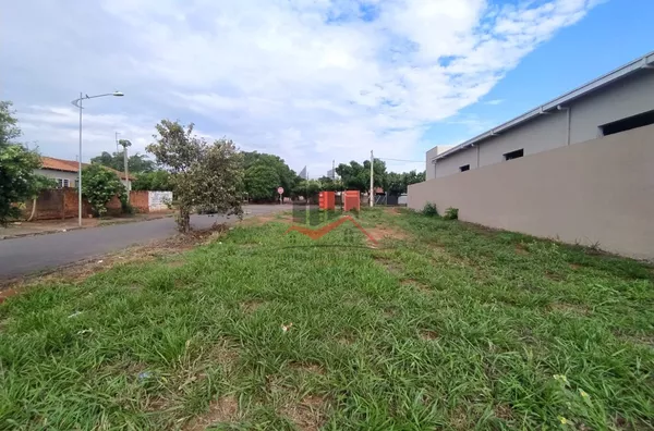 Terreno comercial de 400 m² para venda na avenida principal do Vista do Lago, em Panorama
