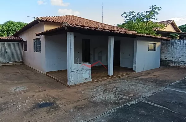 Visão ampla do quintal da casa pelos fundos 