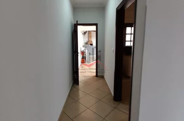 Corredor de acesso da Sala TV para área externa e cozinha 