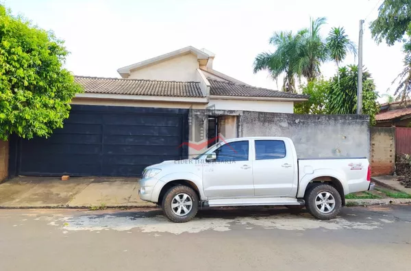 Casa com ambientes confortáveis e modernos. Um verdadeiro lar para famílias que buscam aconchego. Conta com 3 dormitórios, sendo dois deles suíte com closet com claraboia.  A sala de estar com jardim de inverno e sala de jantar é espaçosa. A cozinha fica 