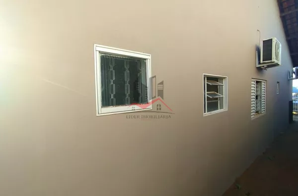 Corredor lateral da casa 