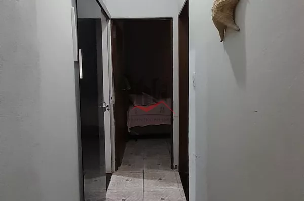 Corredor de acesso a banheiro social , quarto e suíte 