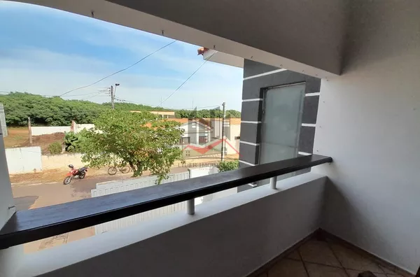 Sacada com vista para frente da casa 