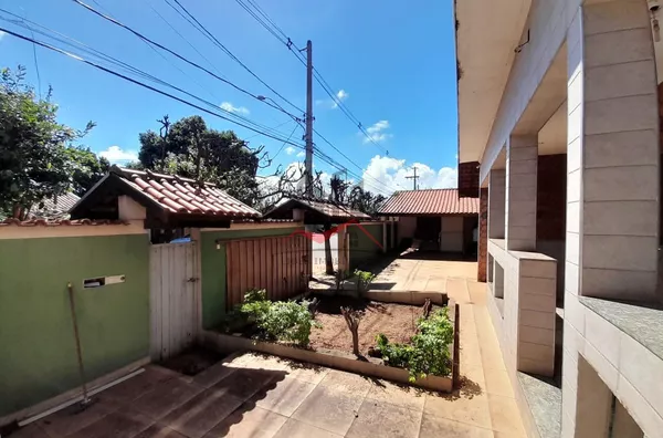 Sobrado com 4 dormitórios, 6 banheiros e garagem para 6 automóveis a venda na entrada de Panorama 