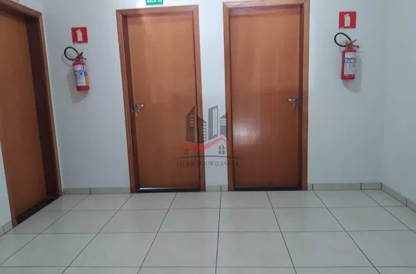 Sala comercial corporativa com 01 Banheiro, com excelente localização, oferece total visibilidade a todo o comércio sendo um ponto de fácil acesso.