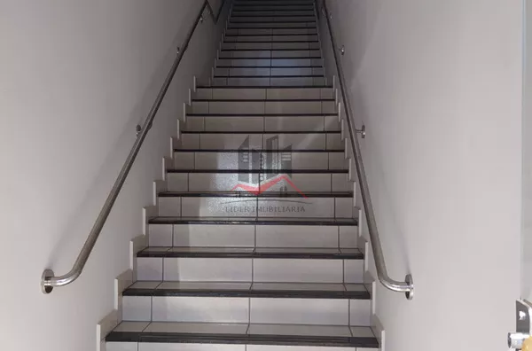 Sala comercial corporativa com 01 Banheiro, com excelente localização, oferece total visibilidade a todo o comércio sendo um ponto de fácil acesso.