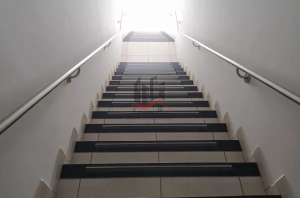 Sala comercial corporativa com 01 Banheiro, com excelente localização, oferece total visibilidade a todo o comércio sendo um ponto de fácil acesso.