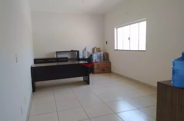 Sala comercial corporativa com 01 Banheiro, com excelente localização, oferece total visibilidade a todo o comércio sendo um ponto de fácil acesso.