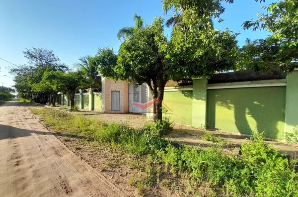 Sobrado com 3 pavimentos, 5 dormitórios e área de piscina a venda no bairro Aldeia do Lago 1, em Panorama-SP