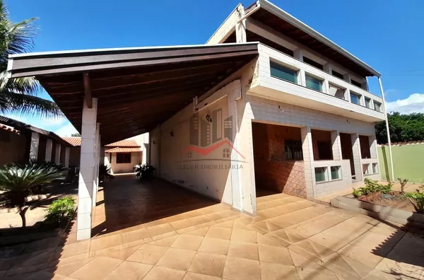 Sobrado com 4 dormitórios, 6 banheiros e garagem para 6 automóveis a venda na entrada de Panorama 