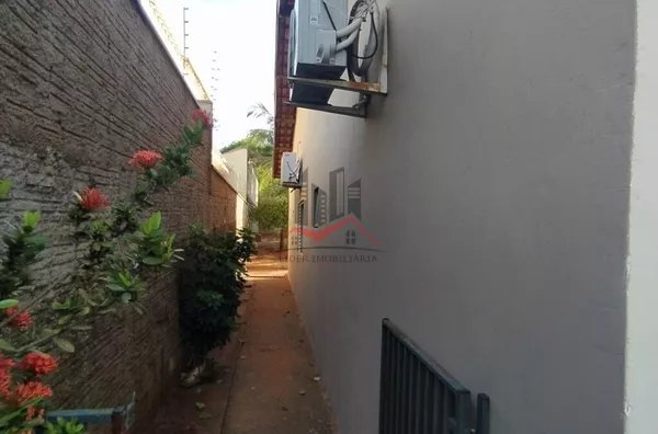 Corredor lateral da casa 