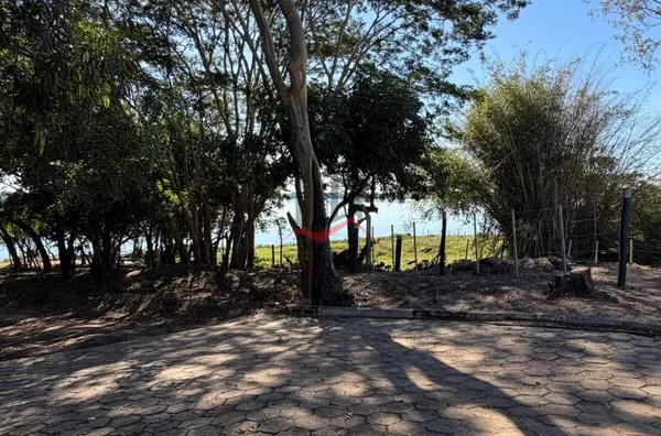 Casa para Venda ás Margens do Rio Paraná 2 quartos,1 sala, 1 Cozinha americana, Lavanderia e área livre nós Fundos
