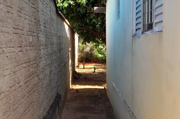 Corredor lateral da casa