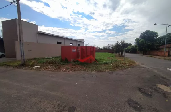 Terreno comercial de 400 m² para venda na avenida principal do Vista do Lago, em Panorama