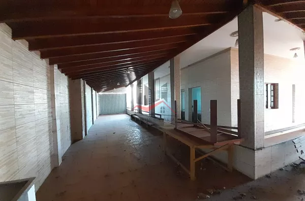 Garagem coberta com acesso pela rua lateral do sobrado