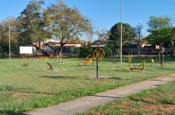 Academia ao ar-livre na praça em frente à casa