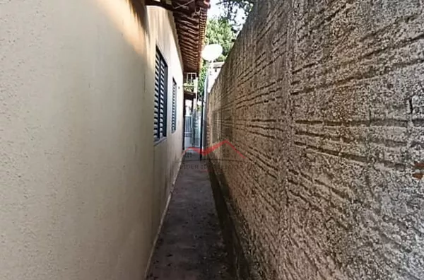 Corredor lateral para acesso da frente para os fundos da casa 