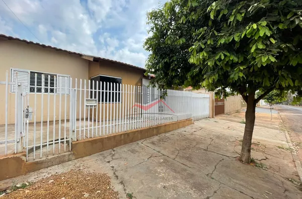 Casa a venda com 3 dormitórios em avenida no centro de Panorama/SP