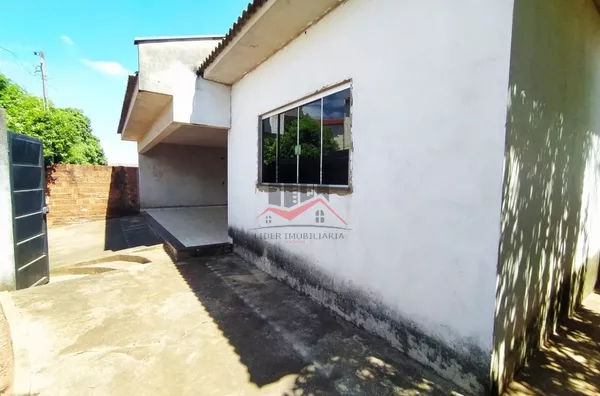 Casa com ambientes confortáveis e modernos. Um verdadeiro lar para famílias que buscam aconchego. Conta com 3 dormitórios, sendo dois deles suíte com closet com claraboia.  A sala de estar com jardim de inverno e sala de jantar é espaçosa. A cozinha fica 