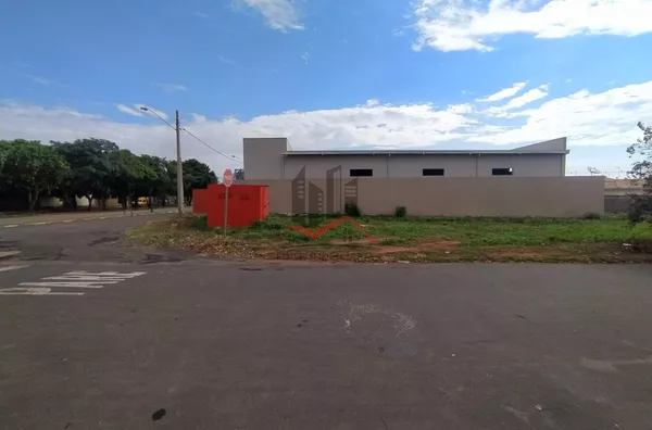 Terreno comercial de 400 m² para venda na avenida principal do Vista do Lago, em Panorama