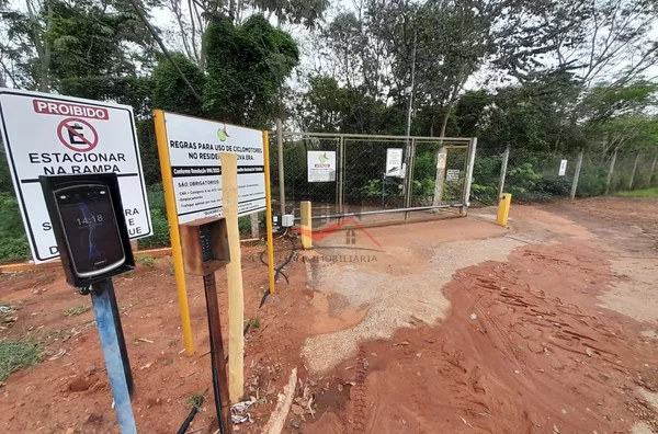 Portão de acesso a rampa e rio