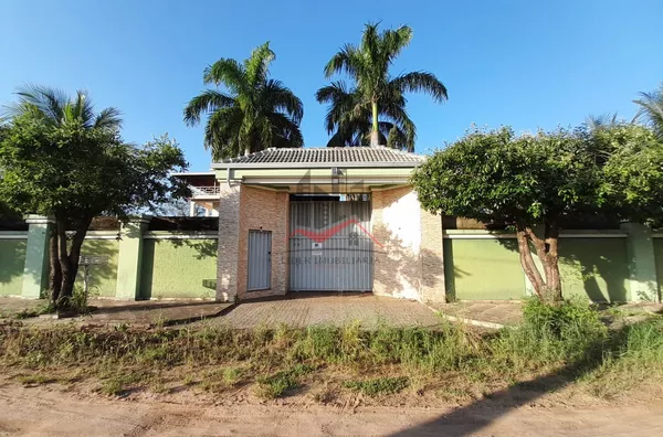 Sobrado com 3 pavimentos, 5 dormitórios e área de piscina a venda no bairro Aldeia do Lago 1, em Panorama-SP
