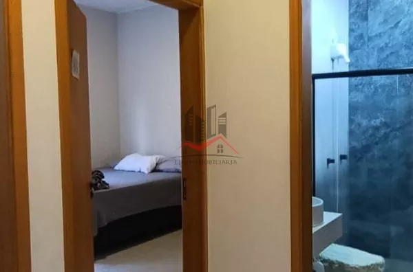 Hall de acesso aos dormitórios e banheiro social 