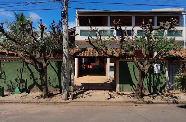 Sobrado com 4 dormitórios, 6 banheiros e garagem para 6 automóveis a venda na entrada de Panorama 