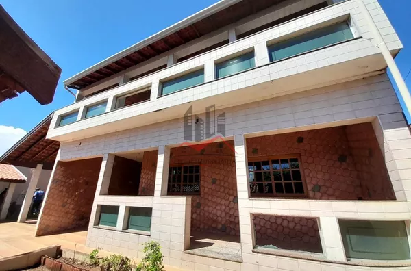 Sobrado com 4 dormitórios, 6 banheiros e garagem para 6 automóveis a venda na entrada de Panorama 