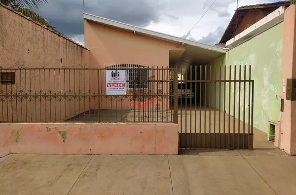 Casa a venda com espaço para ampliação próximo ao Fórum de Panorama 