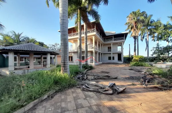 Sobrado com 3 pavimentos, 5 dormitórios e área de piscina a venda no bairro Aldeia do Lago 1, em Panorama-SP