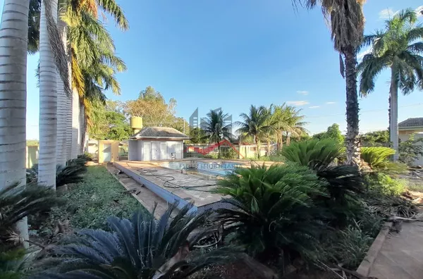 Vista da piscina e vestiários