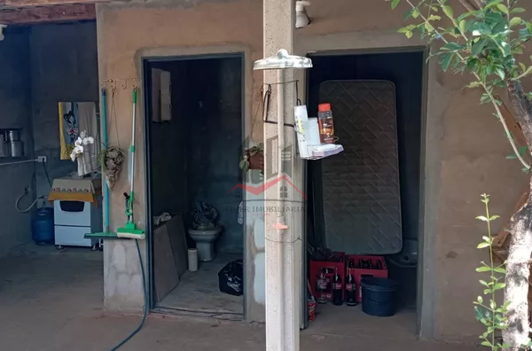 Banheiro externo e quartinho de dispensa para terminar