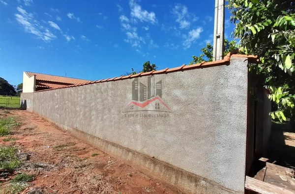 Muro com 3 metros de altura nas laterais, frente e fundo 