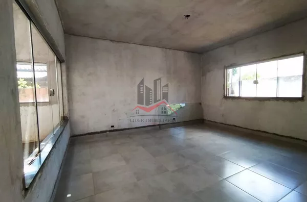 Casa com ambientes confortáveis e modernos. Um verdadeiro lar para famílias que buscam aconchego. Conta com 3 dormitórios, sendo dois deles suíte com closet com claraboia.  A sala de estar com jardim de inverno e sala de jantar é espaçosa. A cozinha fica 